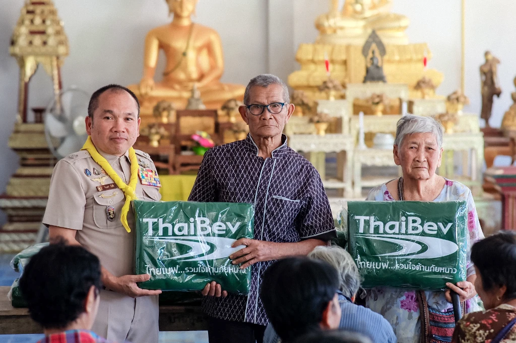 ร่วมรับมอบ "ผ้าห่มผืนเขียวรักษ์โลก"  จากโครงการ “ไทยเบฟ...รวมใจต้านภัยหนาว” ปีที่ 26