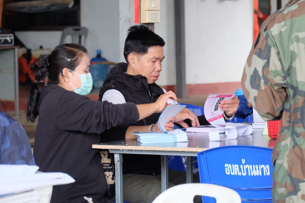 ส่งมอบหีบเลือกตั้ง บัตรเลือกตั้ง และอุปกรณ์ต่าง ๆ ที่ใช้ในการเลือกตั้ง แก่คณะกรรมการประจำหน่วยเลือกตั้ง อบต.