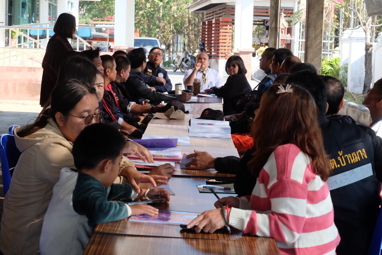 การประชุมเจ้าหน้าที่พนักงานสังกัด อบต.บ้านมาง (ผู้ช่วยเหลือในการปฏิบัติหน้าที่ผู้อำนวยการการเลือกตั้งประจำตำบลบ้านมาง) เพื่อเตรียมความพร้อมและตรวจสอบความถูกต้องครบถ้วนของอุปกรณ์ประจำหน่วยเลือกตั้ง